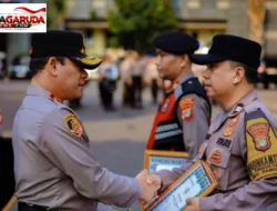 Kapolda Metro Jaya Beri Penghargaan kepada Tiga Polisi yang Peduli kepada Masyarakat