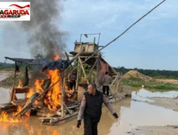 Polres Kuansing Musnahkan 13 Rakit PETI di Tiga Lokasi