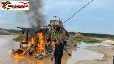 Polres Kuansing Musnahkan 13 Rakit PETI di Tiga Lokasi