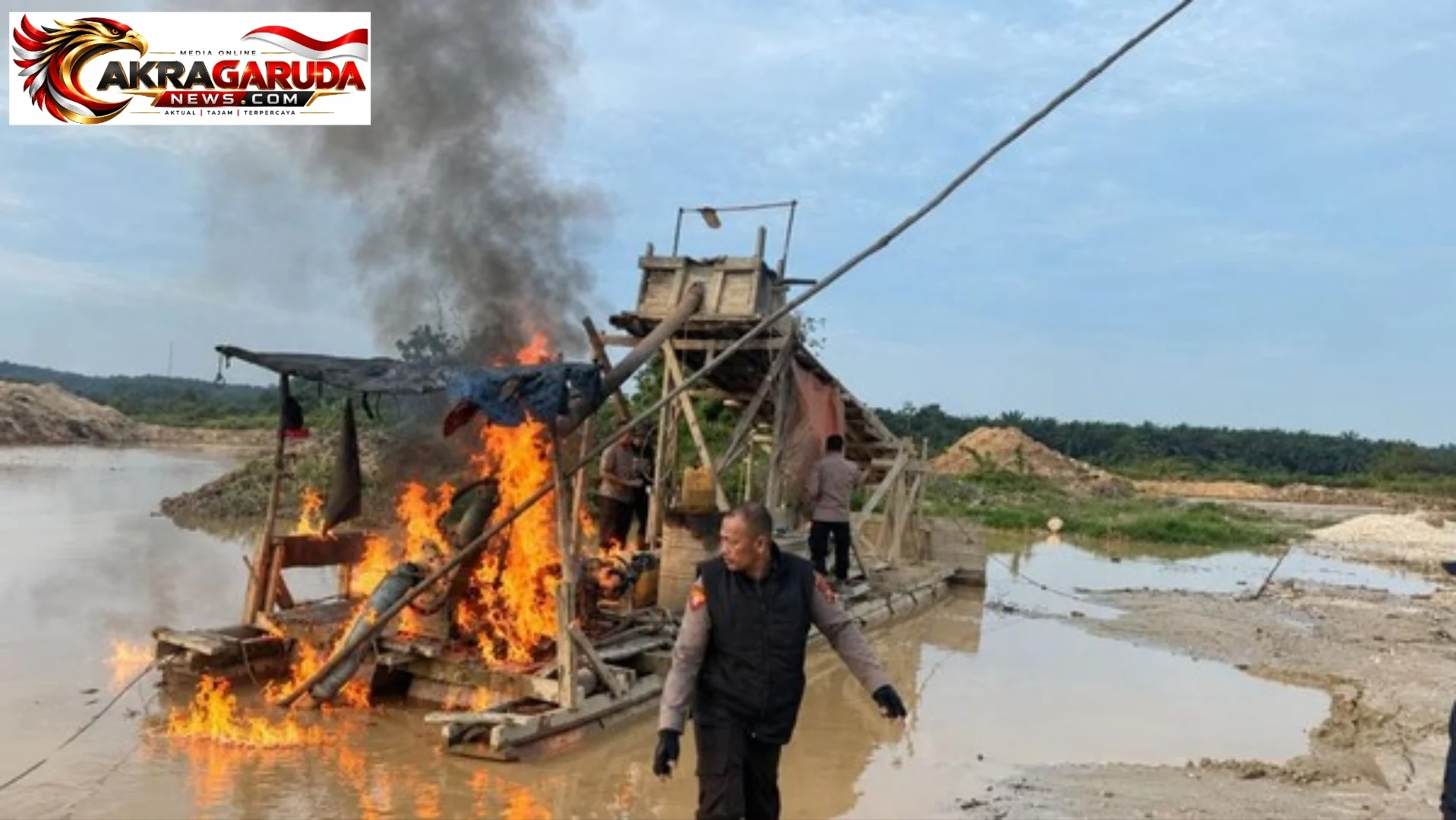 Polres Kuansing Musnahkan 13 Rakit PETI di Tiga Lokasi