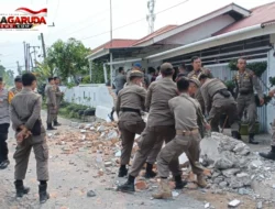 Satpol PP Padang Tertibkan Pagar yang Gunakan Badan Jalan di Dadok Tunggul Hitam